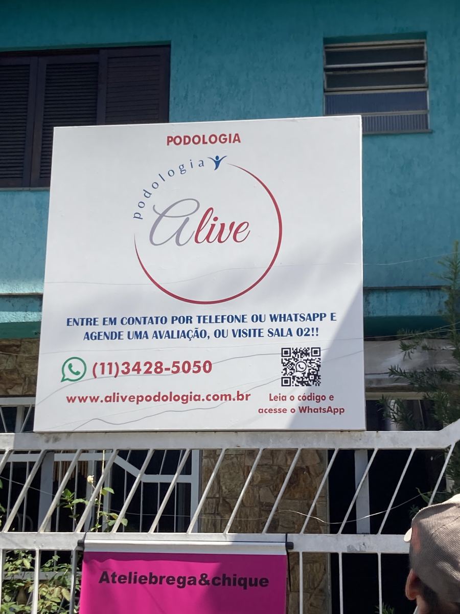 Placa da Alive Podologia na entrada